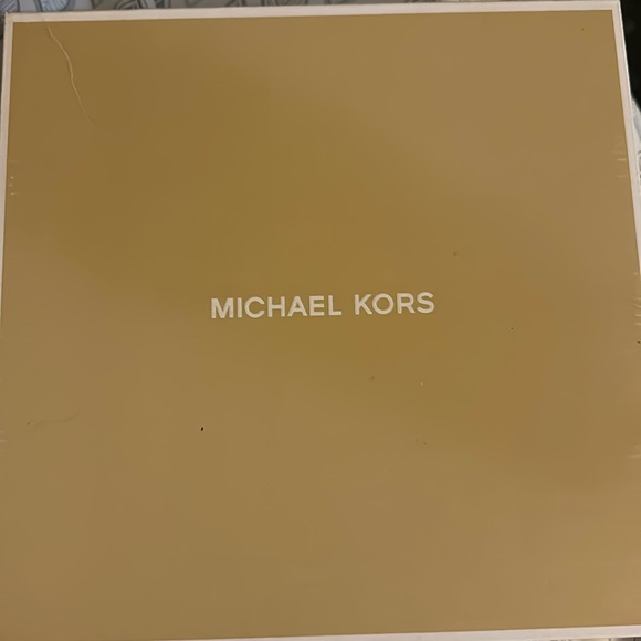 Never been used. Michael Kors Rosario Ankle Boot size 7.0 - Picture 5 of 6